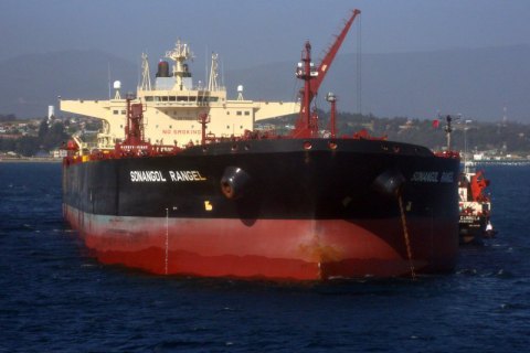 Более миллиона тонн грязной российской нефти уже два месяца находится на танкерах и не может найти покупателя