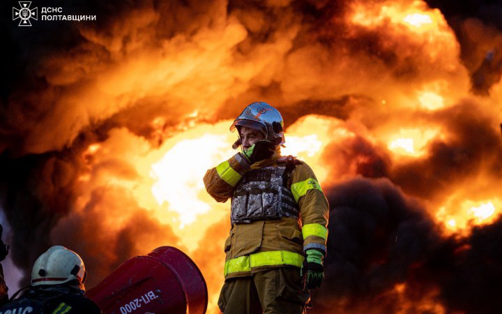 ​На Полтавщині бійці ДСНС ліквідували масштабну пожежу, що виникла внаслідок російського удару