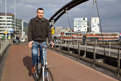 Кличко проехался на велосипеде по Амстердаму 