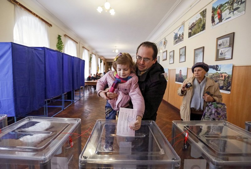 Голосування на виборчій дільниці в Києві, 2015 рік.