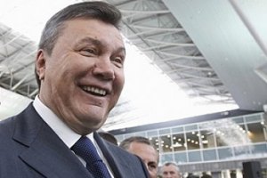 Янукович летит на футбол