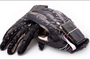 Студенти з Донецька винайшли рукавички, які вміють розмовляти