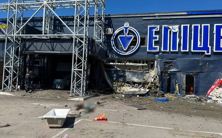 Росія обстріляла гіпермаркет у Херсоні, є загиблі та поранені