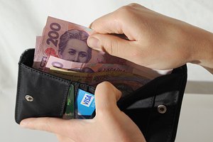 Средняя зарплата в Украине снизилась