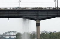 Мост Патона в Киеве превратился в водопад из-за прорыва трубы
