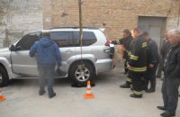 Из-за прорыва теплотрассы в Киеве автомобиль провалился под асфальт