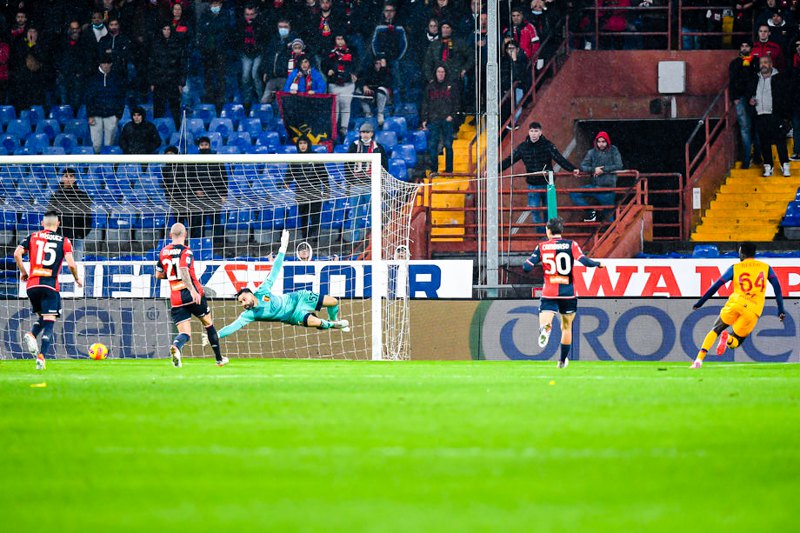 Форвард Роми Фелікс Афена-Гьян забиває перший гол під час матчу «Дженоа» проти «Роми» в Генуї, 21 листопада
2021 року.