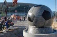 Перед стадионом "Донбасс Арена" установили мяч-рекордсмен