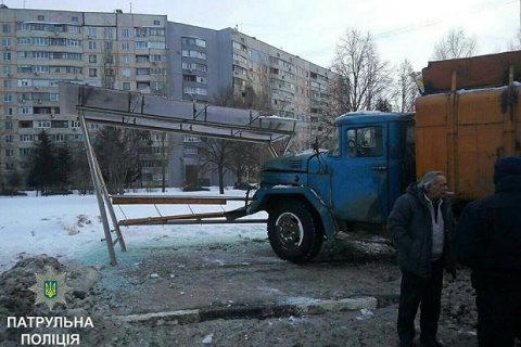 В Харькове мусоровоз врезался в остановку