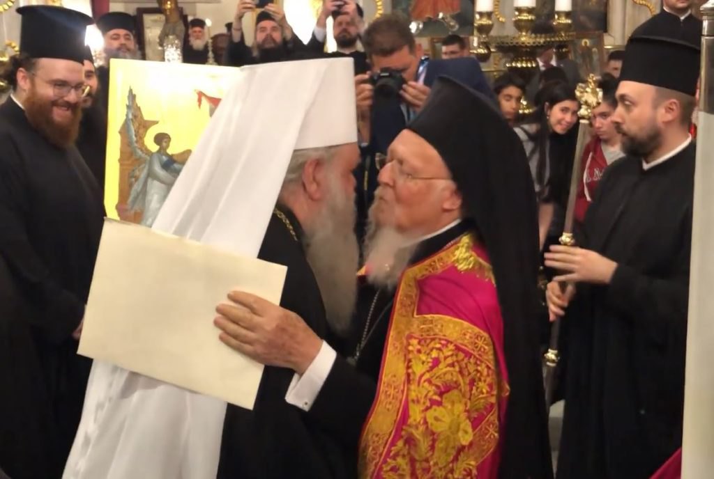 Патріарх Варфоломій вручає архієпископу Стефану акт про відновлення євхаристійного спілкування. 10 червня 2022 р.
