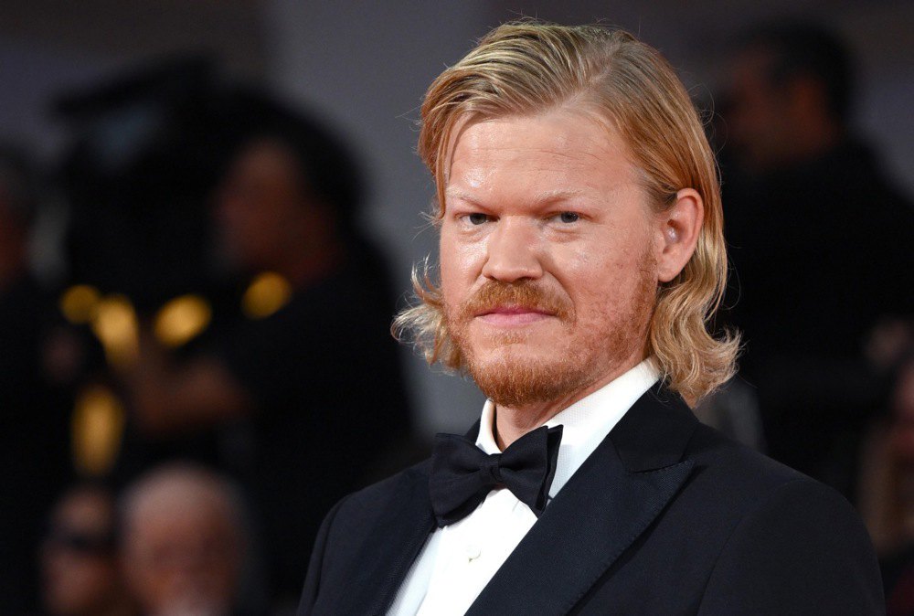 Джессі Племонс на прем'єрі «Бугонії» під час Венеційського міжнародного кінофестивалю 