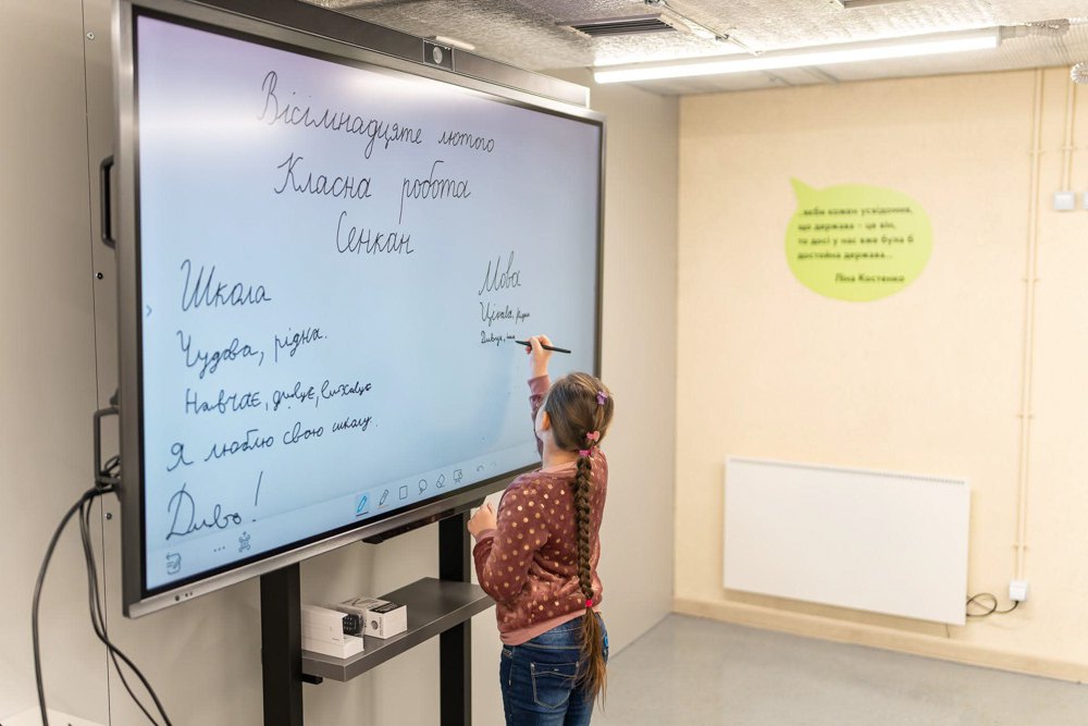 Урок у підземній школі у Балабине, 15 км від Запоріжжя, де навчаються понад 1000 дітей у дві зміни.