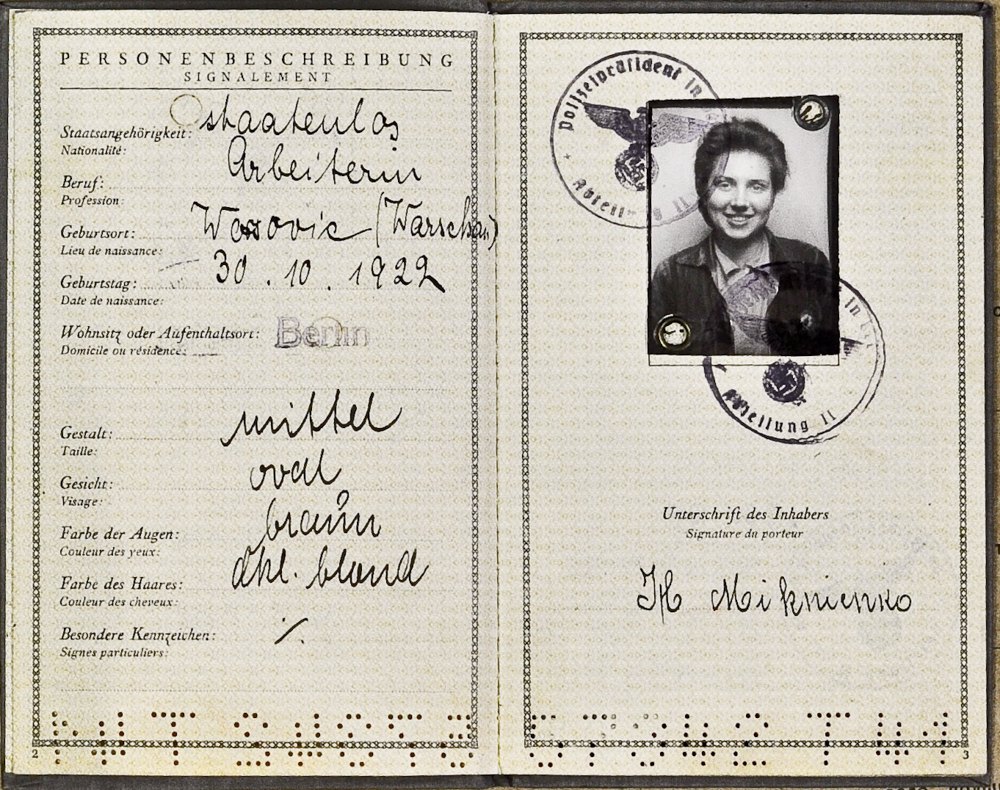 Фото Олени Міхненко з німецького паспорта