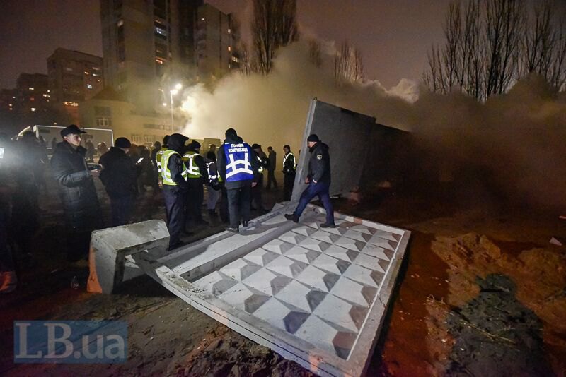 Жителі Микільської Слобідки знесли бетонний паркан скандальної забудови , 9 січня 2020