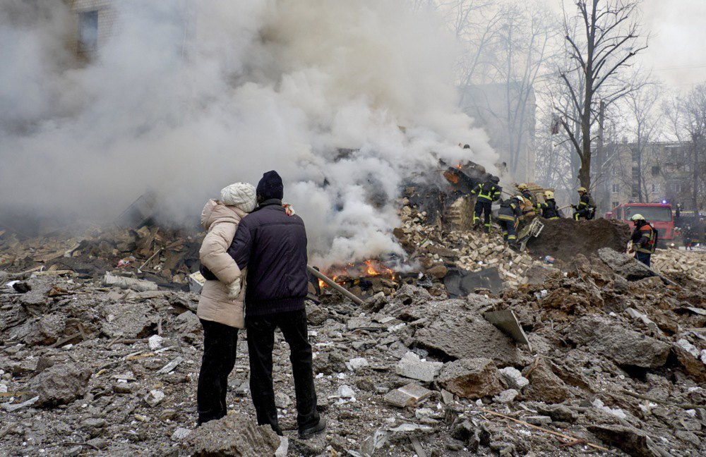 Рятувальники працюють на завалах житлового будинку, який влучила ракета, Харків, 23 січня 2024 року
