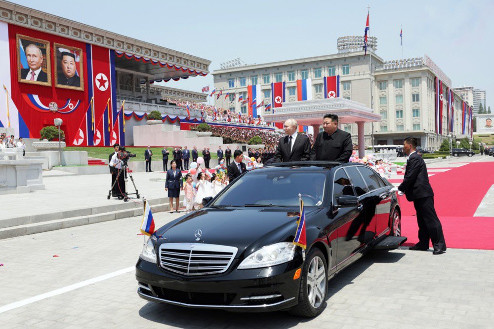 Під час офіційної церемонії зустрічі в Пхеньяні