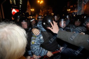 Тимошенко увезли под стычку милиции и митингующих 