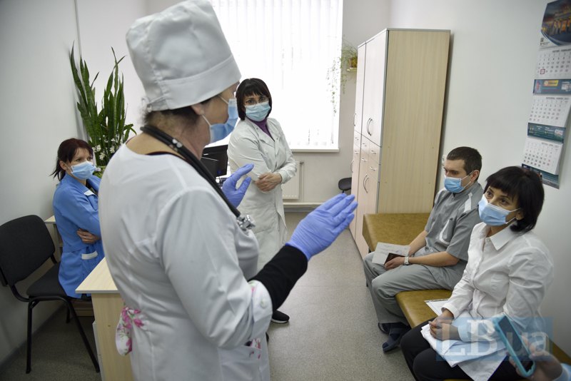 Людмила Доценко спілкується з першими вакцинованими