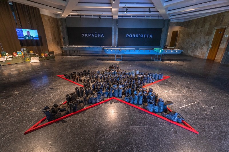 Центральна інсталяція виставки “Україна - Розп’яття” в експозиції Виставкового комплексу Музею війни. 8 травня, 2022 р.