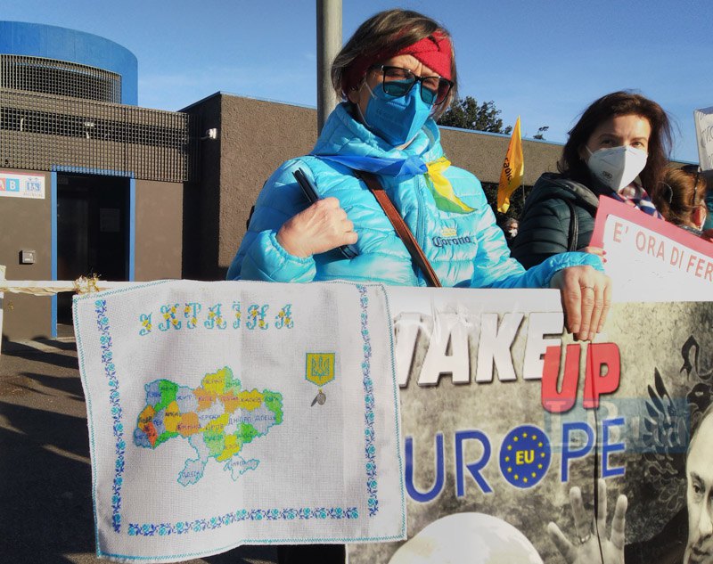 Украинская манифестантка с вышитым своими руками плакатом.
