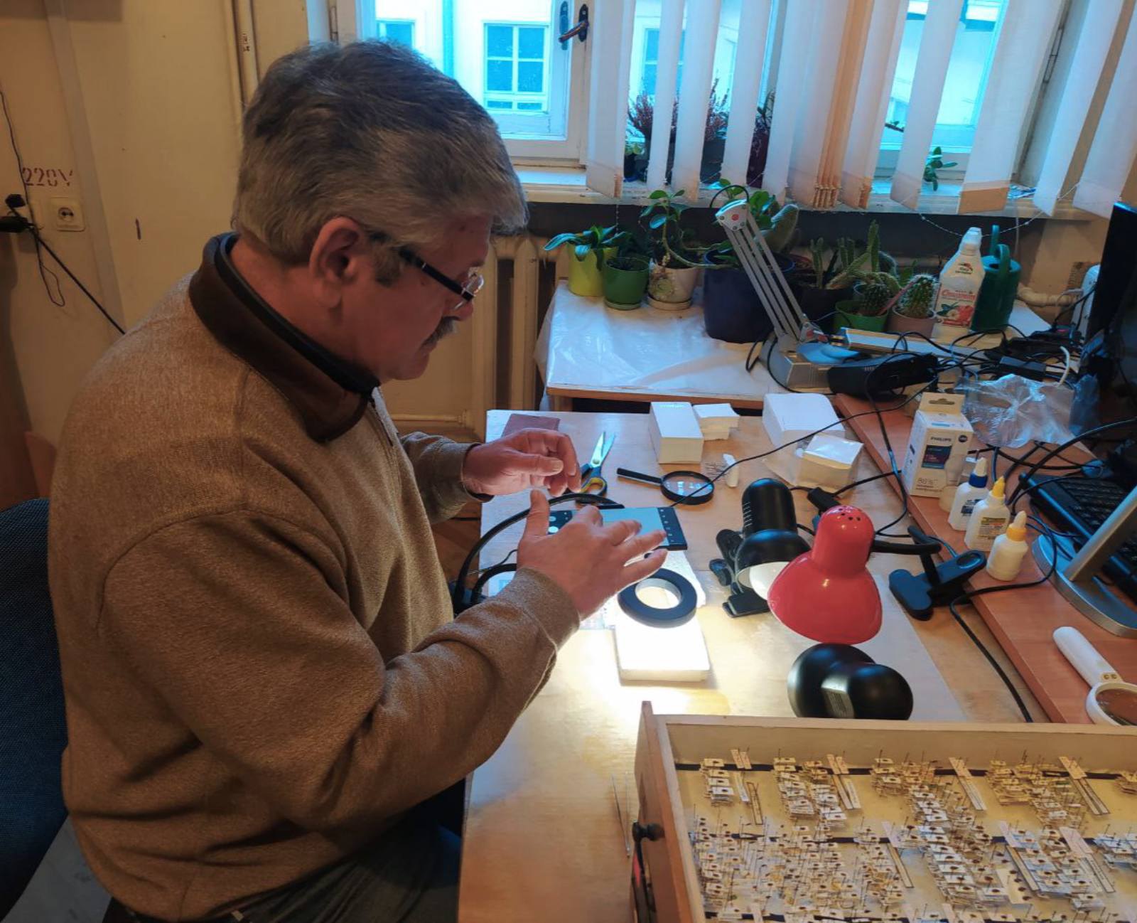 Завідувач відділу музейного документування біоресурсів Державного природознавчого музею НАН України кандидат біологічних наук
Володимир Різун оцифровує зразки комах