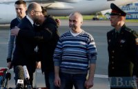Яценюк встретил в Киеве освобожденных в Славянске инспекторов ОБСЕ 