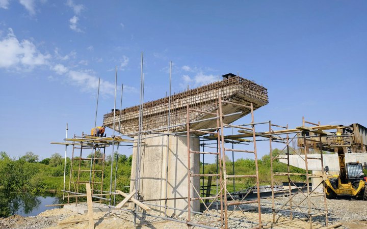 ​На Київщині проводять капітальний ремонт мосту через річку Тетерів