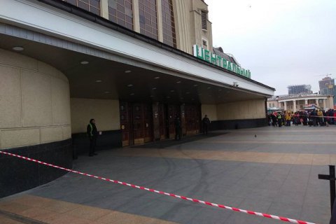 В Киеве после сообщения о минировании эвакуировали Центральный железнодорожный вокзал