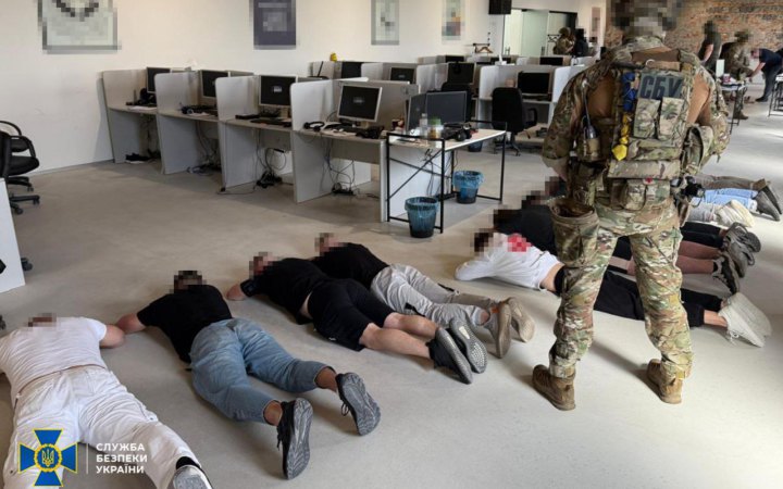 На Закарпатті правоохоронці України та Чехії викрили кол-центр, який обкрадав громадян ЄС