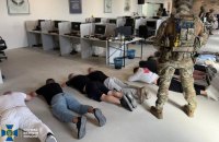 На Закарпатті правоохоронці України та Чехії викрили кол-центр, який обкрадав громадян ЄС