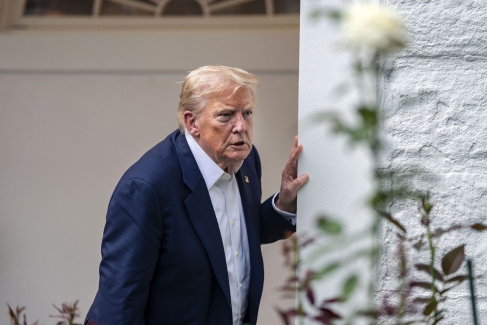 Президент США Дональд Трамп під час спілкування з журналістами на галявині Білого дому, Вашингтон