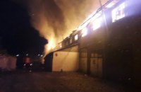 На Киевщине вспыхнул масштабный пожар: горит бывший мебельный цех