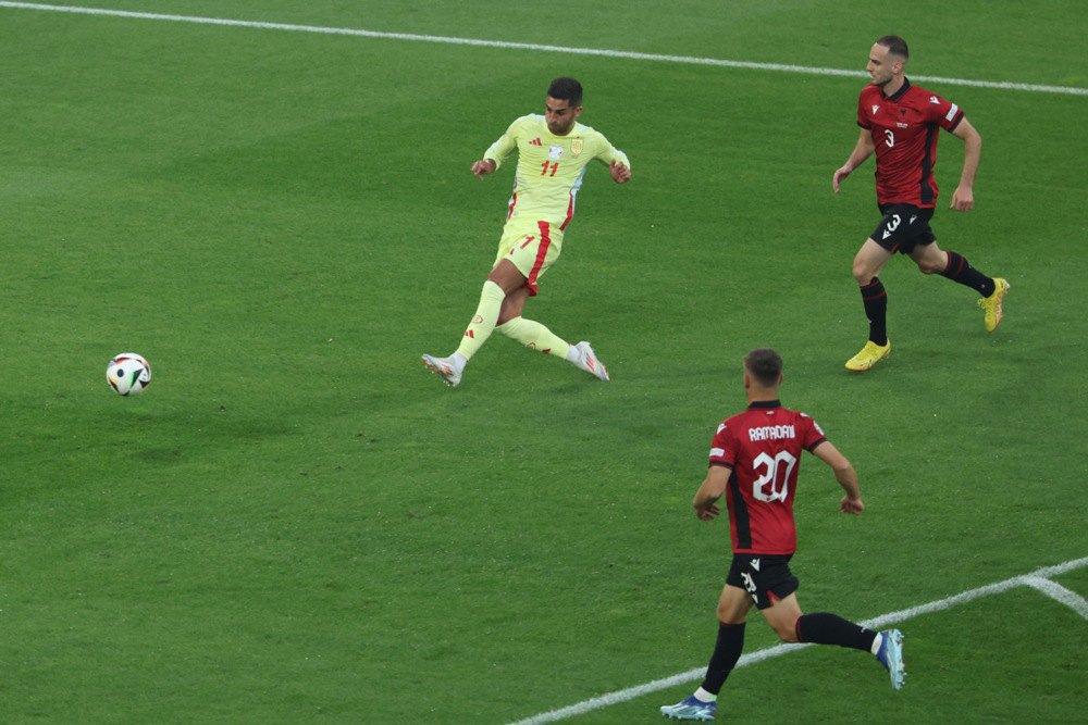 Ферран Торрес з Іспанії забиває гол під час футбольного матчу групи В Євро-2024 між Албанією та Іспанією в Дюссельдорфі, Німеччина.