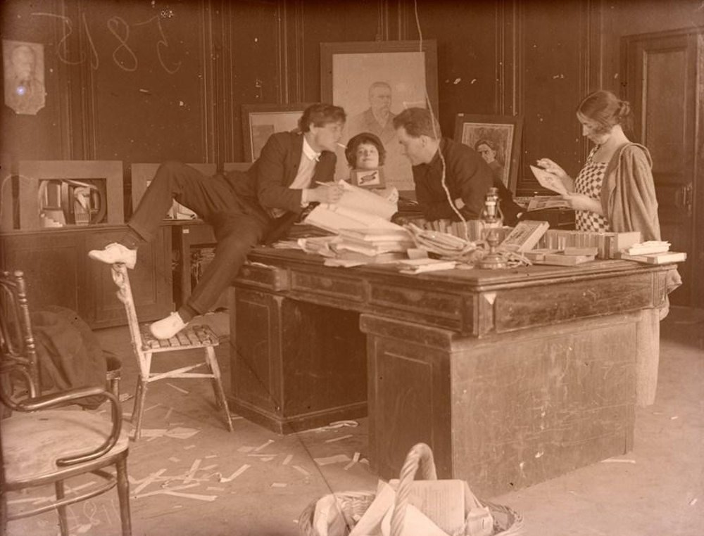 Березільці працюють у театральному музеї, 1920-ті роки.