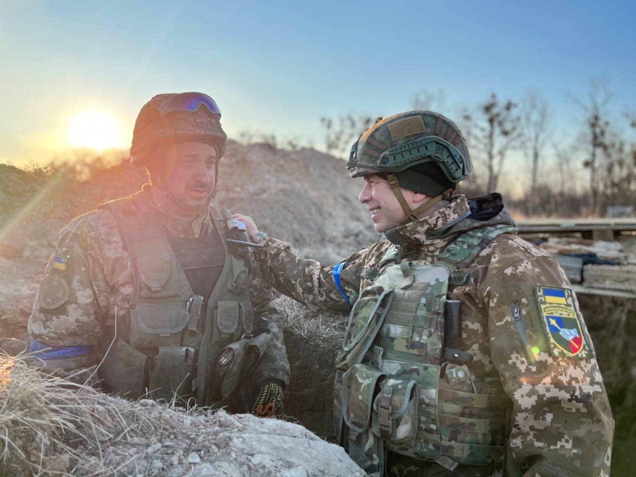 Генерал-полковник, командувач Сухопутних військ ЗСУ Олександр Сирський (праворуч)
