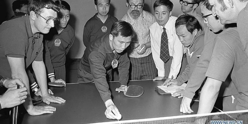 Китайські гравці в настільний теніс спілкуються з американськими колегами під час дружнього візиту до США після того, як збірна США відвідала Китай, Мемфіс, квітень 1972 р.