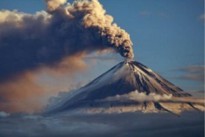 На Камчатке вулкан Кизимен выбросил пепел на высоту до 5,9 км