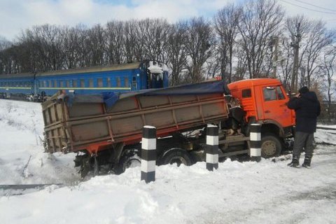 Поезд "Хмельницкий - Москва" столкнулся с грузовиком в Хмельницкой области