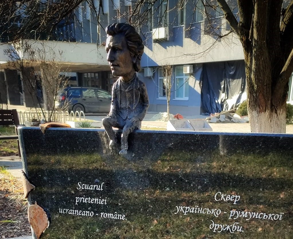 Мініскульптура на честь 175-річчя з дня народження румунського поета Міхая Емінеску в парку Ужгорода.