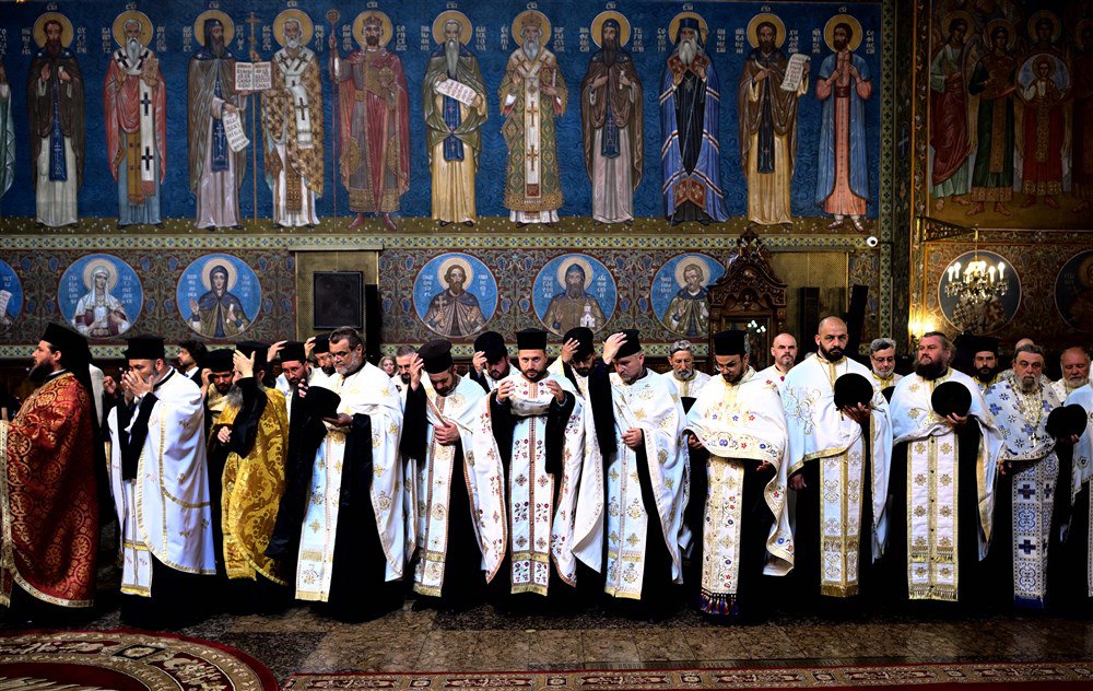 Православні священники беруть участь у церемонії винесення мощей святих Кирила і Мефодія у храмі Святої Неділі в Софії, Болгарія, 23 травня 2022 року.