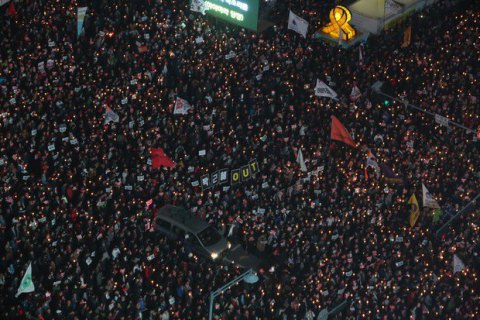 В Сеуле сотни тысяч человек вышли на акцию за отставку президента