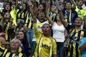 В Турции заменили футбольных хулиганов на женщин и детей