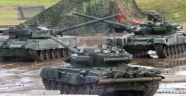 Российские танки серии Т-90 во время военного шоу на аэродроме под Москвой 