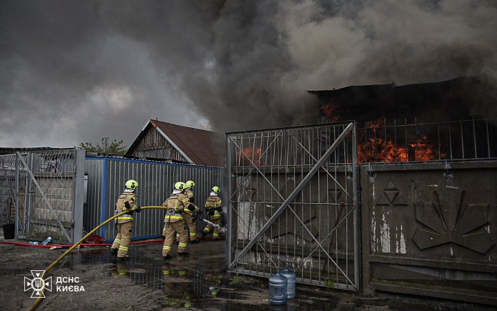 У Подільському районі Києва рятувальники гасять пожежу, є потерпілий (оновлено)