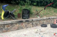 "Европейская солидарность" заявила, что восстановит разбитый памятник Нигояну 