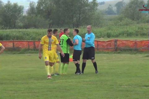 Президент українського футбольного клубу вдарив арбітра кулаком в обличчя під час матчу