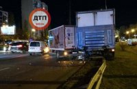 Вблизи метро "Черниговская" в Киеве фура протаранила восемь автомобилей 