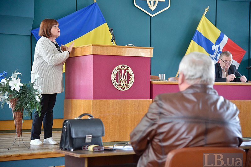 Депутат Львівської облради Ольга Шайдулліна виступає на сесії Бродівської райради