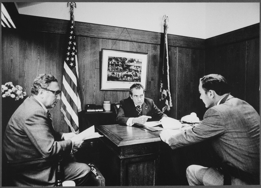 Державний секретар Генрі Кіссінджер, президент Річард Ніксон, генерал-майор Александр Хейг обговорюють ситуацію у В'єтнамі в Кемп-Девіді, 13 листопада 1972 року