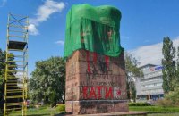 Комунальники почали зносити пам'ятник чекістам у Києві